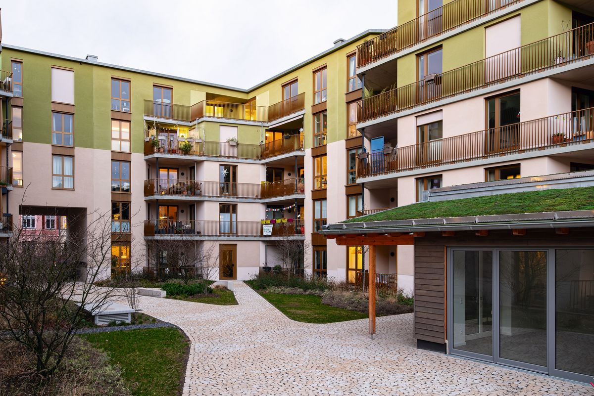 AvB_25_Koeln_Mittendrin-Alt-Suelz_duplex_architekten_Foto_Luca_Claussen_2.jpg Mittendrin in Alt-Sülz in Köln - Architektur: Duplex Architekten GmbH, Düsseldorf; Landschaftsarchitektur: RMP Stephan Lenzen Landschaftsarchitekten, Bonn