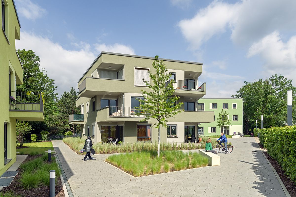 AvB_25_Erftstadt_Wohnen-fuer-Gefluechtete_Foto_Stefan-Schiling.jpg Wohnen für Geflüchtete – Typenhäuser in Erftstadt; Architektur: Lorber Paul Architekten GmbH, Köln; Landschaftsarchitektur: club L 94 Landschaftsarchitekten GmbH, Köln