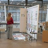 Ausstellungsimpression mit Modellen und Schaubildern