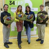 Vierergruppe mit den beiden jungen Frauen in der Mitte vor dem Plakat zum EAP