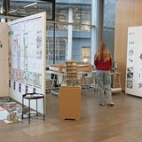 Ausstellungsimpression mit Modellen und Schaubildern