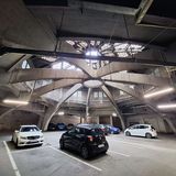 Blick in das Innere der Parkgarage, ein Kuppelbau mit Betonrippenkonstruktion